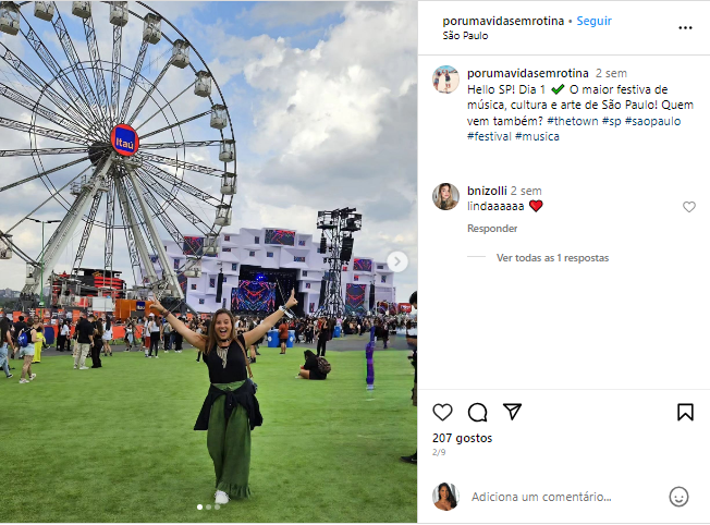 Foto de uma pessoa em frente a uma roda gigante com a logo do Itaú no The Town. A imagem foi coletada pelo monitoramento da Buzzmonitor para identificar as marcas mais presentes nas fotos do público.