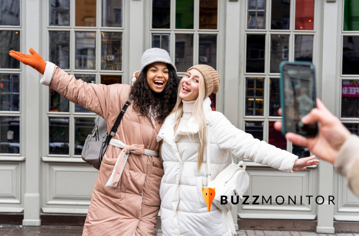 imagem de duas garotas com roupas de frio tirando uma foto