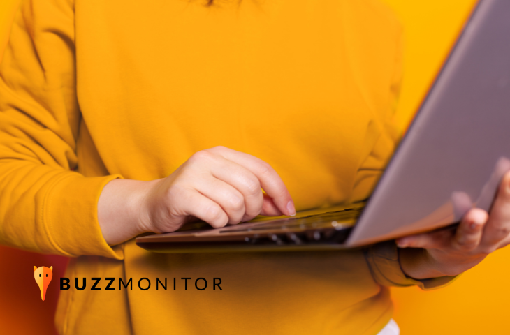 imagem de uma pessoa com casaco amarelo segurando um computador para uma pesquisa sobre plataforma de social media
