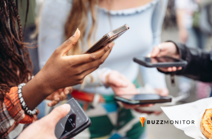 pessoas mexendo nos cululares, para simbolizar o moniitoramento de redes sociais