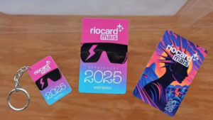 usando o social listening para eventos, a Agência Koko teve a ideia de criar versões do Riocard inspirados em Lady Gaga; na imagem há três cartões especiais do evento, sendo um na versão chaveiro